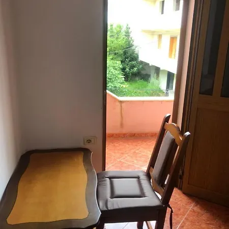 Osman Lleshi Habitación en casa particular *