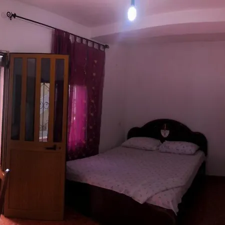 Osman Lleshi Habitación en casa particular *